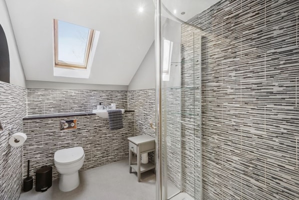 House | Bathroom | Shower, deep-soaking bathtub, hair dryer, towels