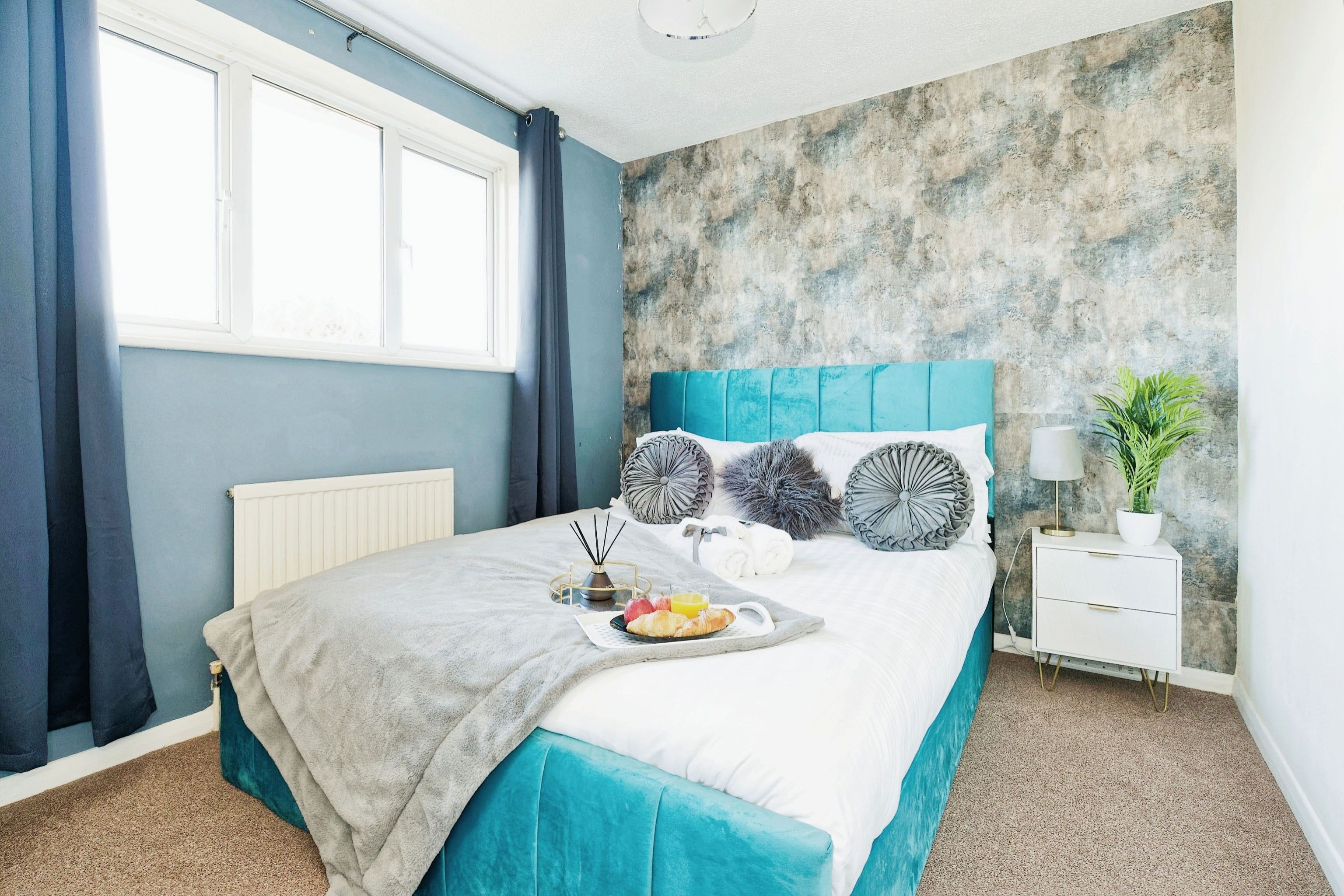 Casa | 3 camere, una scrivania, ferro/asse da stiro