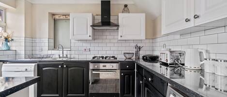 House | Private kitchen | Fridge, microwave, oven, stovetop