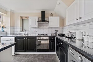 House | Private kitchen | Fridge, microwave, oven, stovetop