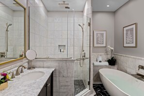 Badewanne und Dusche (separat), Komfortbadewanne, Regendusche