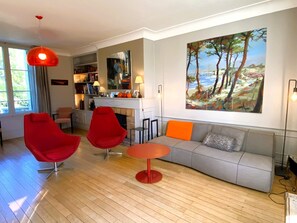 TV, books, stereo - Large house with swimming pool on the banks of the Cher (Saint-Avertin)