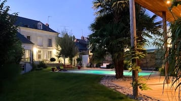 Een buitenzwembad en een verwarmd zwembad