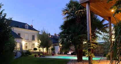 Large house with swimming pool on the banks of the Cher