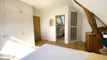 4 slaapkamers, een strijkplank/strijkijzer, gratis wifi, beddengoed