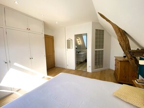 4 bedrooms, iron/ironing board, free WiFi, bed sheets - Large house with swimming pool on the banks of the Cher (Saint-Avertin)