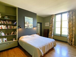 4 bedrooms, iron/ironing board, free WiFi, bed sheets