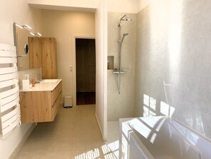 Dusche, Haartrockner, Handtücher