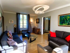 TV, books, stereo - Large house with swimming pool on the banks of the Cher (Saint-Avertin)