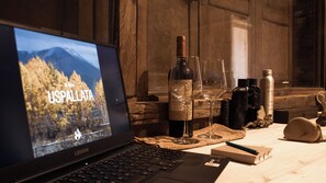 Habitación doble clásica, vista a la montaña | Ropa de cama de alta calidad y minibar