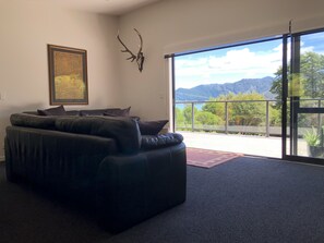 Smart TV, fireplace, DVD player, books - Modern 3 bedroom bach in Kenepuru Sound (Waitaria Bay)