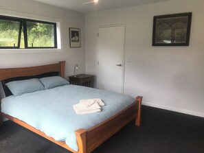 3 chambres, fer et planche à repasser, literie fournie