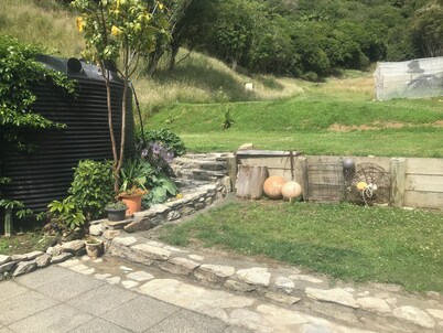 Modern 3 bedroom bach in Kenepuru Sound