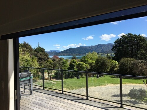 Modern 3 bedroom bach in Kenepuru Sound