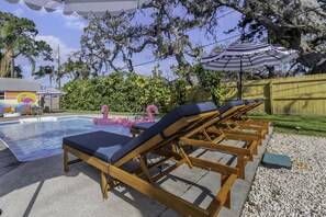 Utendørsbasseng og et oppvarmet basseng