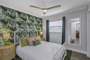 4 soverom, skrivebord, strykejern/-brett og reiseseng for barn