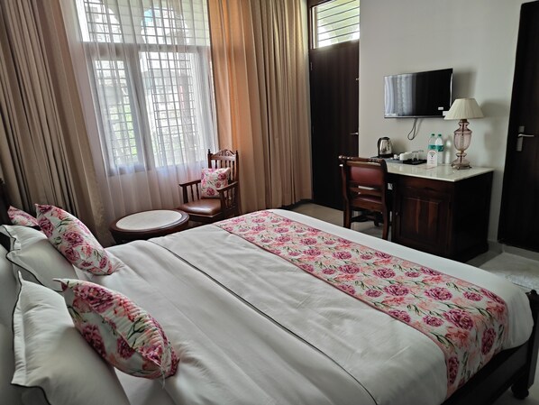 4 chambres, fer et planche à repasser, Wi-Fi, draps fournis
