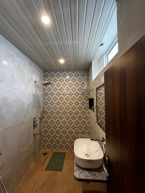 Douche, sèche-cheveux, bidet, serviettes fournies