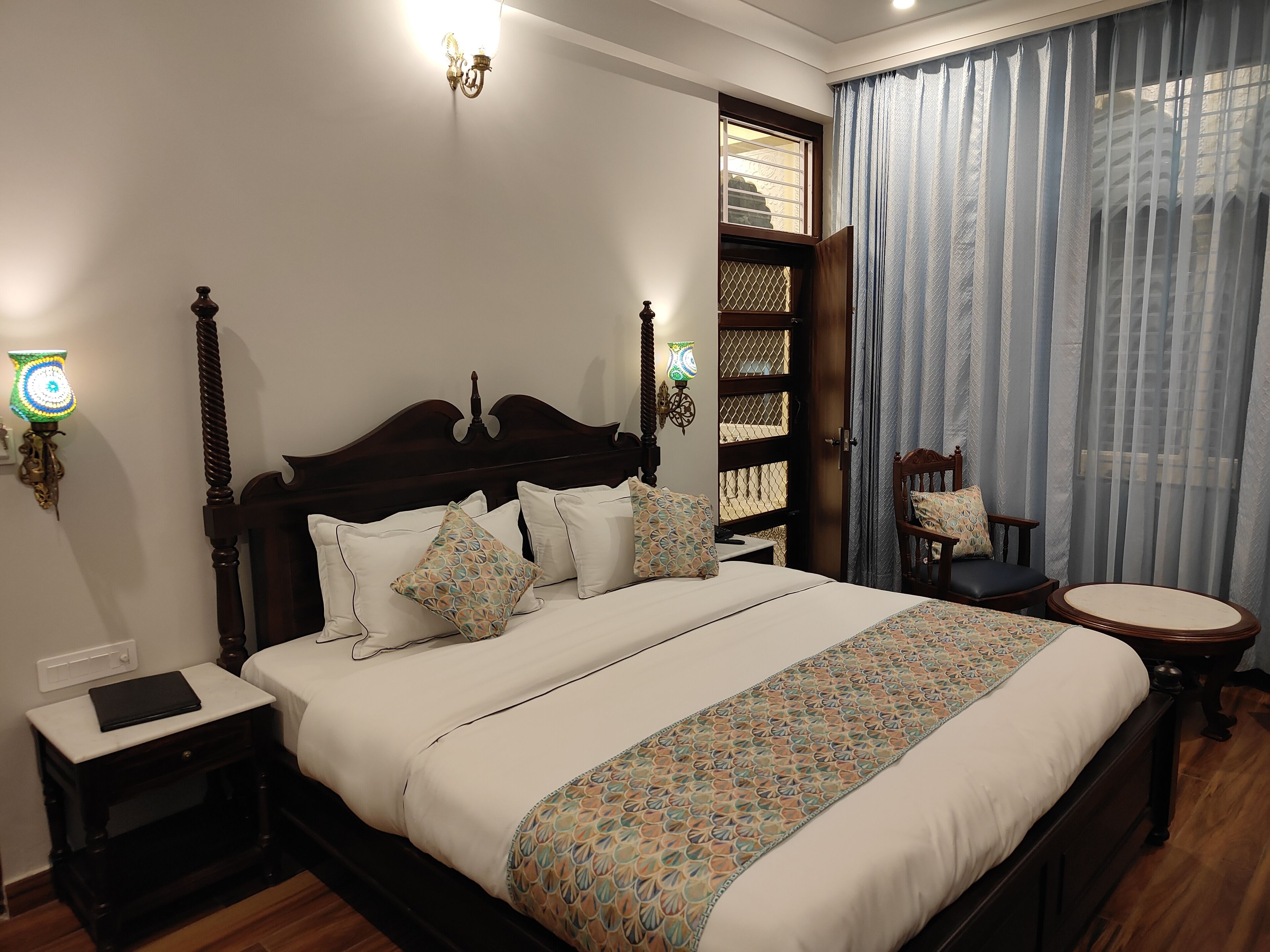 4 bedrooms, iron/ironing board, WiFi, bed sheets