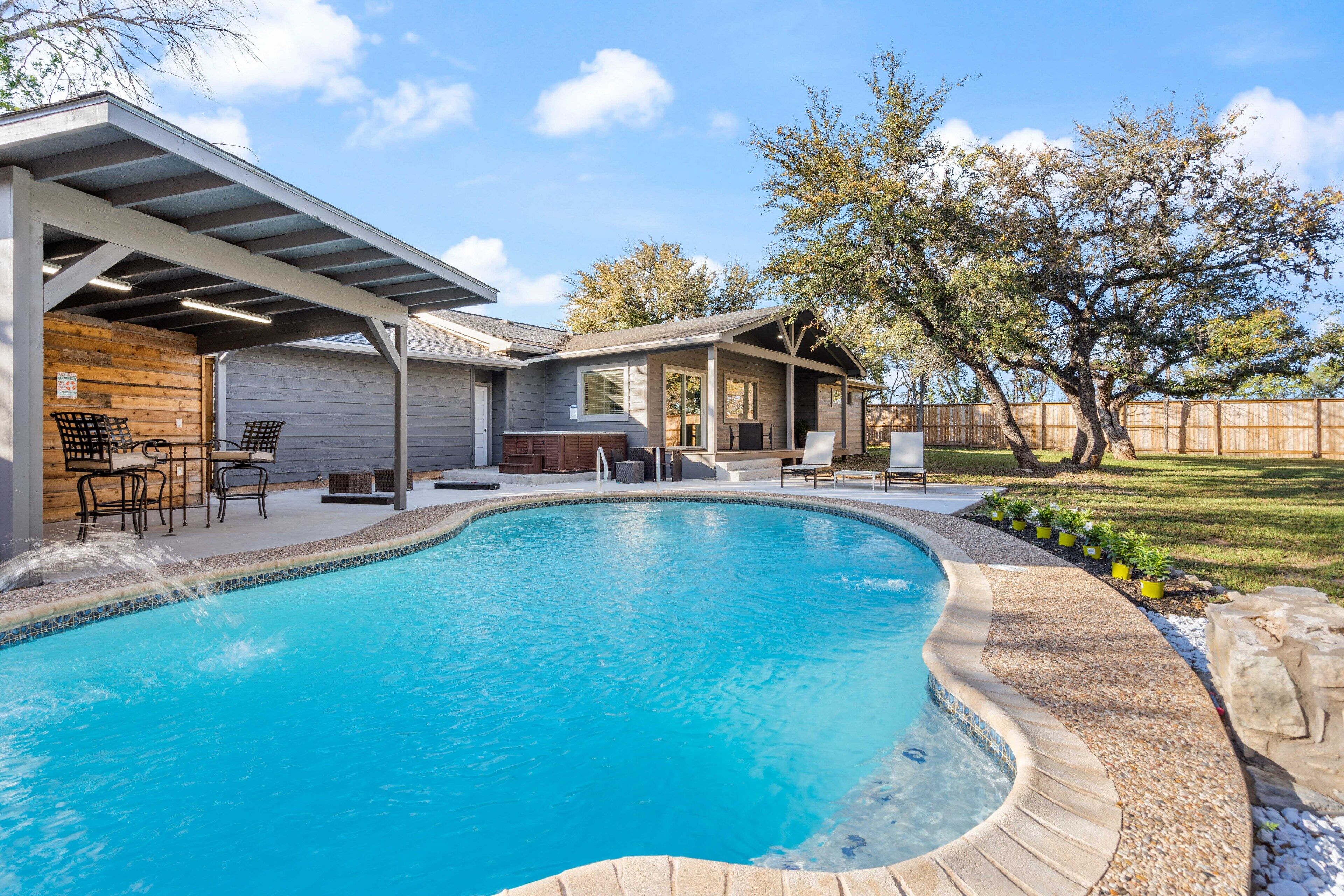 Renovated House: Pool, Hot Tub, Pets, 5 mins to Lake
