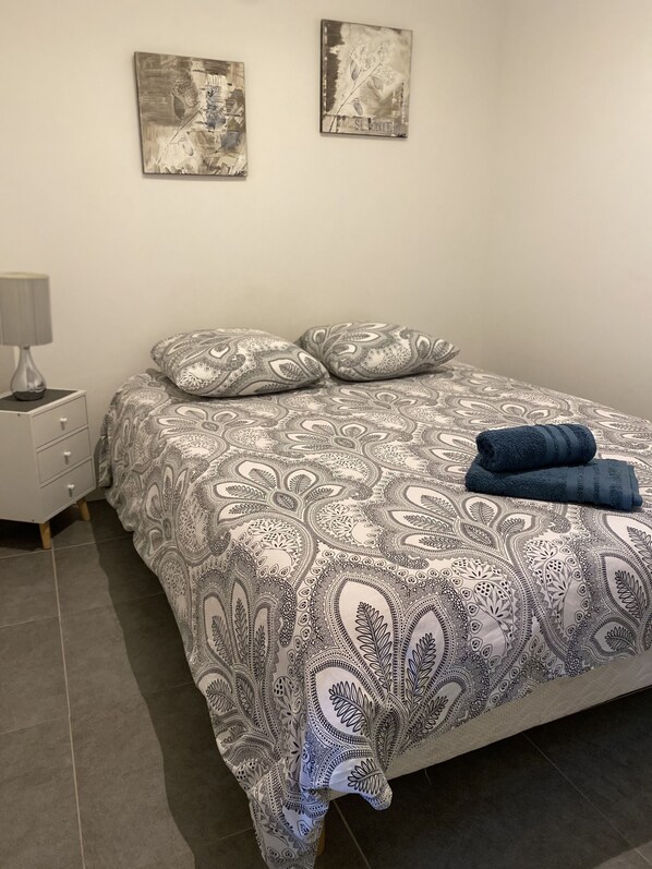 1 bedroom, iron/ironing board, travel cot, free WiFi - Superbe Appartement Centre Ville Avec vue sur la Mer. Lit et Chaise Haute Bébé (Sète)