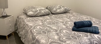 Superbe Appartement Centre Ville Avec vue sur la Mer. Lit et Chaise Haute Bébé