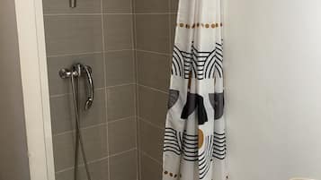 Een douche, een haardroger, handdoeken, toiletpapier