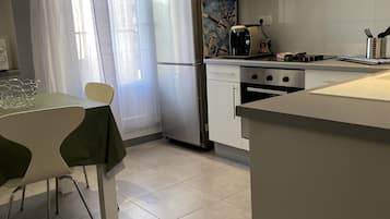 Køleskab, mikrobølgeovn, ovn, kogeplade