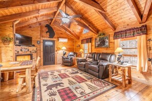 TV, fireplace - Gettin Cozy - Peaceful Mountain Escape for Couples - Hot Tub, Pet Friendly (Sevierville)