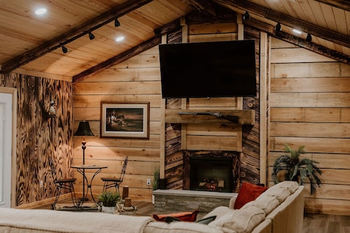 5 min. from Grenada Lake! 3 bed room/ Outside pavilion / Family size/ fire pit