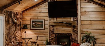 5 min. from Grenada Lake! 3 bed room/ Outside pavilion / Family size/ fire pit