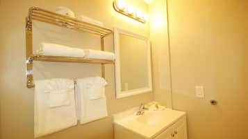 Een haardroger, handdoeken