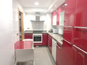 Kühlschrank, Mikrowelle, Ofen, Geschirrspüler