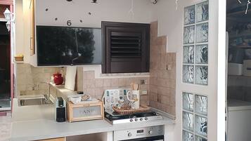 Dishwasher, coffee/tea maker, cookware/dishes/utensils, dining tables