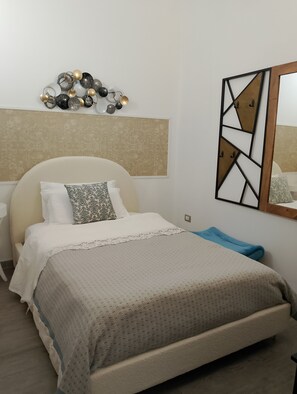 2 bedrooms, desk, iron/ironing board, WiFi