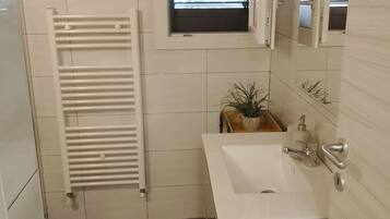 Een haardroger, handdoeken, zeep, shampoo