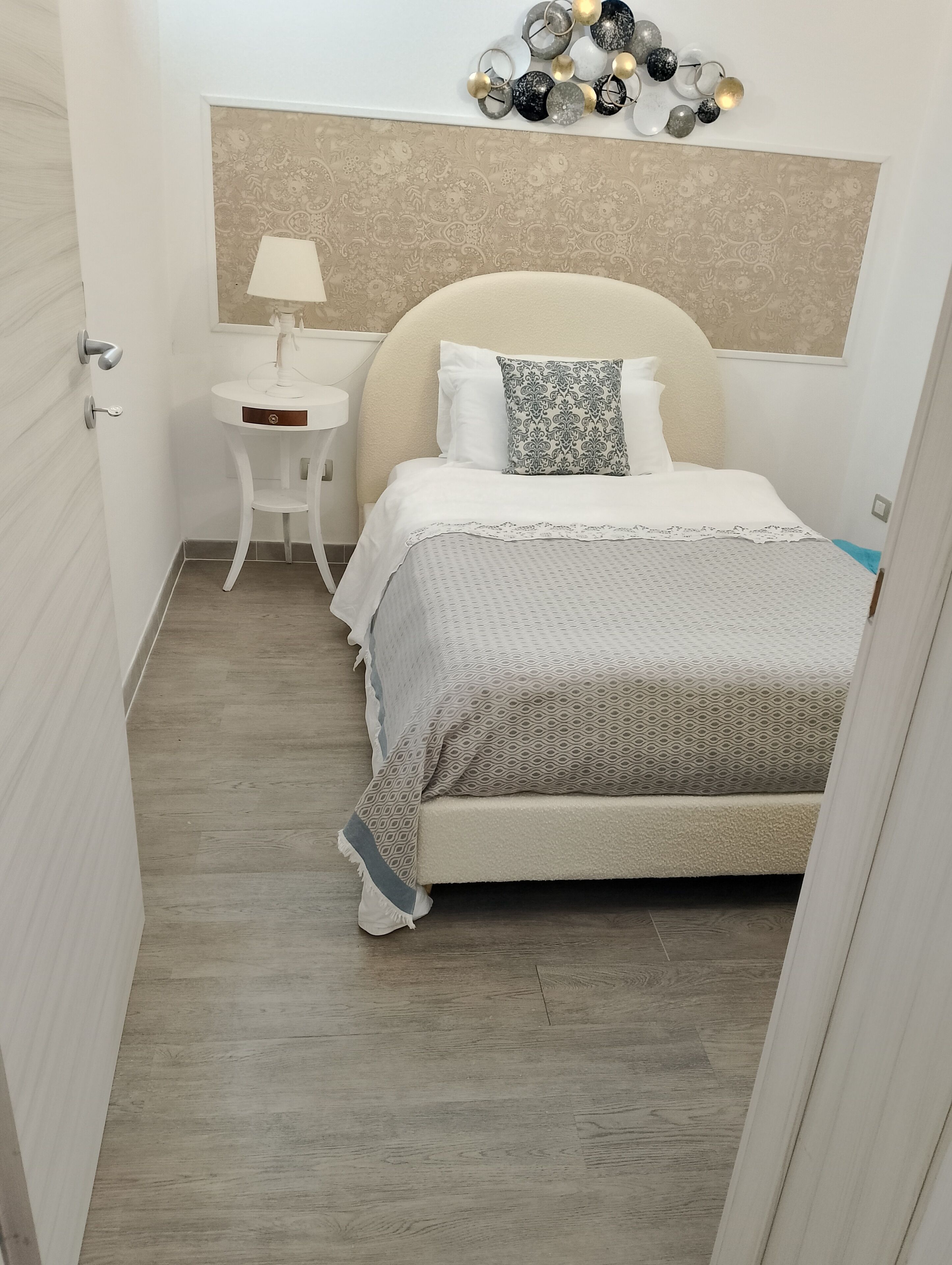 2 bedrooms, desk, iron/ironing board, WiFi
