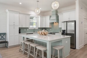 冷蔵庫、電子レンジ、オーブン、コンロ