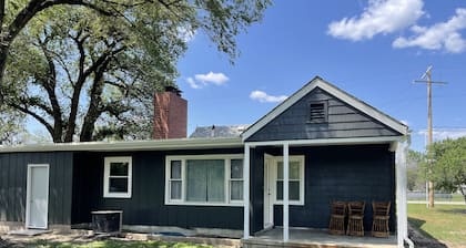 Charming 3-bedroom house in very quiet neighborhood with AC and WiFi.