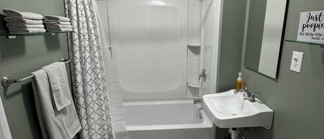 Haartrockner, Handtücher, Toilettenpapier