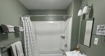 Charming 3-bedroom house in very quiet neighborhood with AC and WiFi.