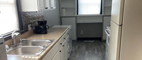 Een koelkast, een microgolfoven, een oven, een kookplaat