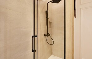 Haartrockner, Handtücher, Seife, Toilettenpapier