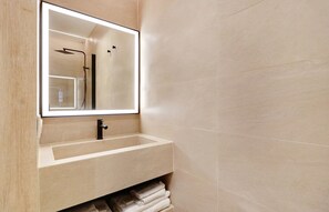 Séchoir à cheveux, serviettes fournies, savon, papier de toilette