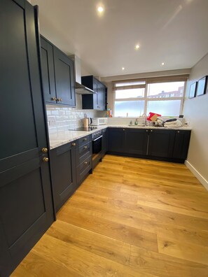 Geladeira, micro-ondas, fogão, cooktop