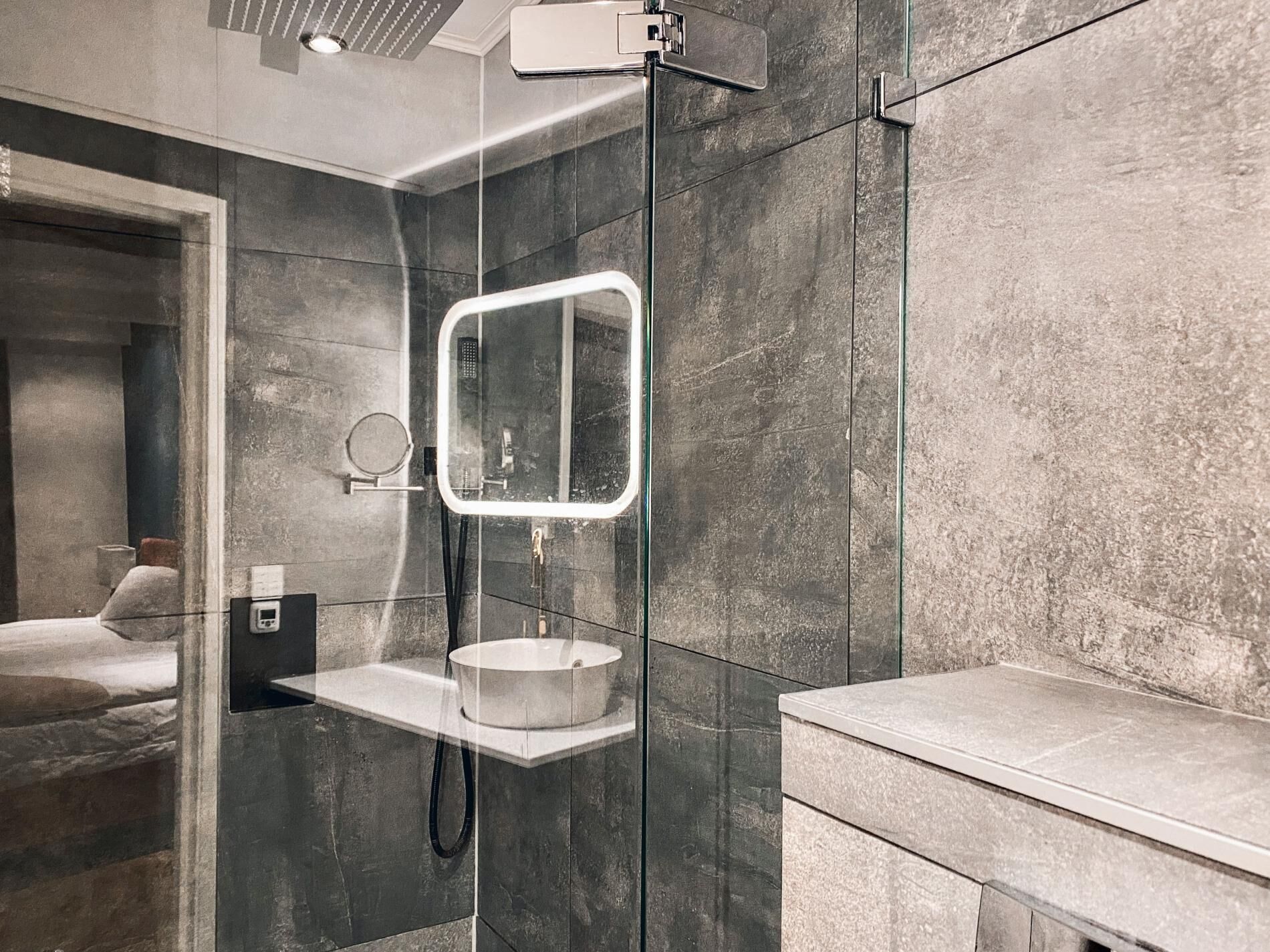 Een douche, een haardroger, handdoeken