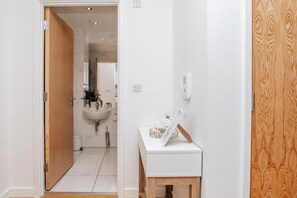 個別の浴槽とシャワー、深めの浴槽、ヘアドライヤー、タオル