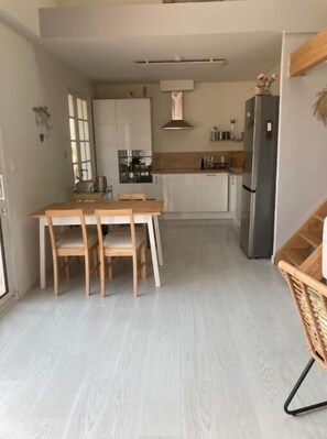 Fridge, microwave, oven, stovetop - Joli Mas T3 vue Mer. Animaux de Compagnie Acceptés ! (Istres)