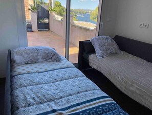 2 makuuhuonetta, silitysrauta/-lauta, ilmainen Wi-Fi, vuodevaatteet
