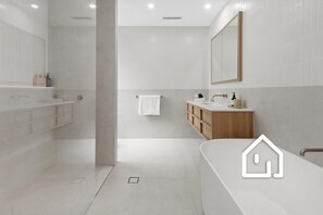 Douche, articles de toilette écologiques, sèche-cheveux